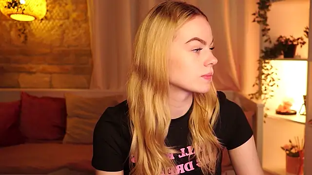 Snapshot of sn0w_barbie chatting on 10-03-25, 08:44 sn0w barbie online show from 10-03-25, 08:44