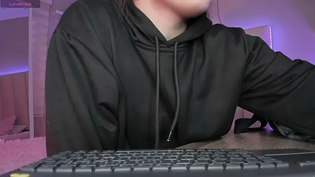 Snapshot of Megan_mooree_ chatting on 03-22-25, 11:53 Megan mooree online show from 03-22-25, 11:53