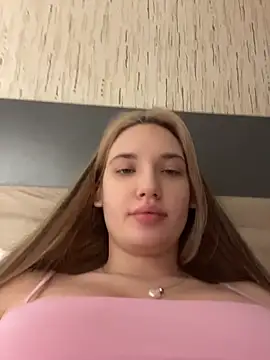 Snapshot of Holly_Molii chatting on 05-30-26, 03:25 Holly Molii online show from 05-30-26, 03:25