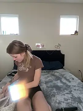 Snapshot of foxy_ana13 chatting on 01-24-25, 12:31 foxy ana13 online show from 01-24-25, 12:31