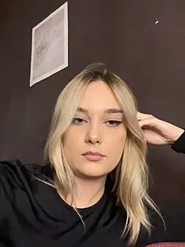 Snapshot of Alisa_Rise chatting on 10-10-25, 03:33 Alisa Rise online show from 10-10-25, 03:33