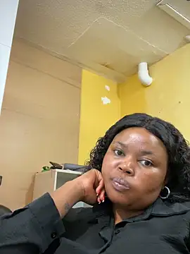 Snapshot of Curveysinaa chatting on 02-11-25, 11:32 Curveysinaa online show from 02-11-25, 11:32