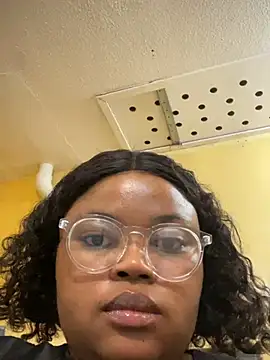 Snapshot of Curveysinaa chatting on 02-28-25, 12:31 Curveysinaa online show from 02-28-25, 12:31