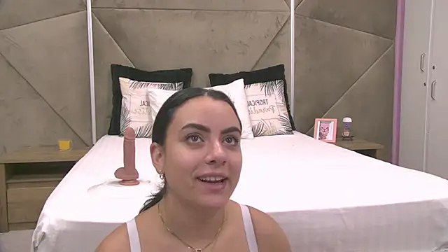 Snapshot of ElyzaIbarra chatting on 10-14-25, 05:19 ElyzaIbarra online show from 10-14-25, 05:19