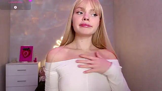 Snapshot of Red__Candy chatting on 12-18-24, 11:34 Red Candy online show from 12-18-24, 11:34