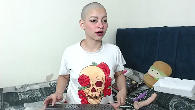 Snapshot of Bitsy_Messy chatting on 12-17-24, 03:17 Bitsy Messy online show from 12-17-24, 03:17