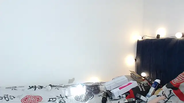 Snapshot of Bitsy_Messy chatting on 12-18-24, 06:32 Bitsy Messy online show from 12-18-24, 06:32