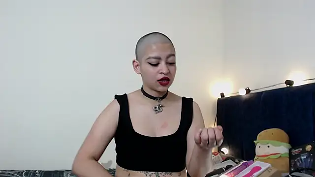 Snapshot of Bitsy_Messy chatting on 12-20-24, 04:42 Bitsy Messy online show from 12-20-24, 04:42