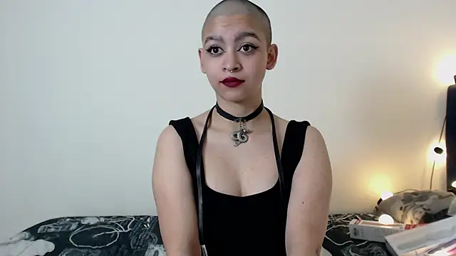 Snapshot of Bitsy_Messy chatting on 12-20-24, 07:44 Bitsy Messy online show from 12-20-24, 07:44