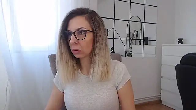 Snapshot of SukyGirl chatting on 01-27-25, 10:38 SukyGirl online show from 01-27-25, 10:38