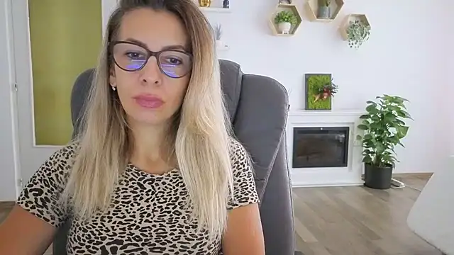 Snapshot of SukyGirl chatting on 09-10-25, 06:57 SukyGirl online show from 09-10-25, 06:57