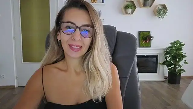 Snapshot of SukyGirl chatting on 09-17-25, 10:39 SukyGirl online show from 09-17-25, 10:39