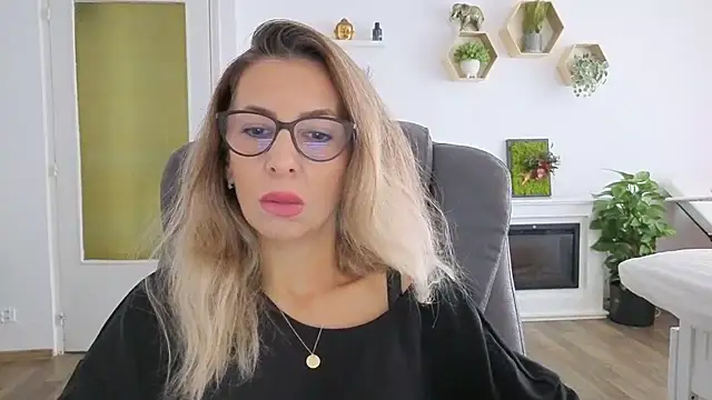 Snapshot of SukyGirl chatting on 09-23-25, 06:49 SukyGirl online show from 09-23-25, 06:49