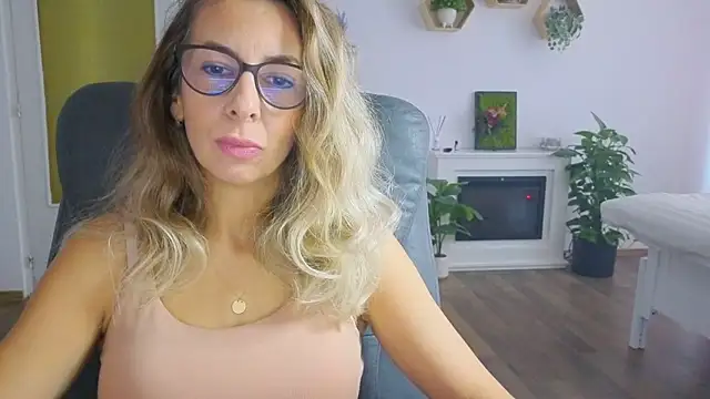 Snapshot of SukyGirl chatting on 10-31-25, 08:04 SukyGirl online show from 10-31-25, 08:04