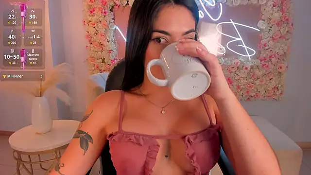 GiaFerrara online show from 10-31-25, 04:24