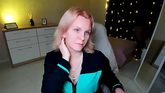 Snapshot of Louisa_Bay chatting on 12-06-24, 03:00 Louisa Bay online show from 12-06-24, 03:00