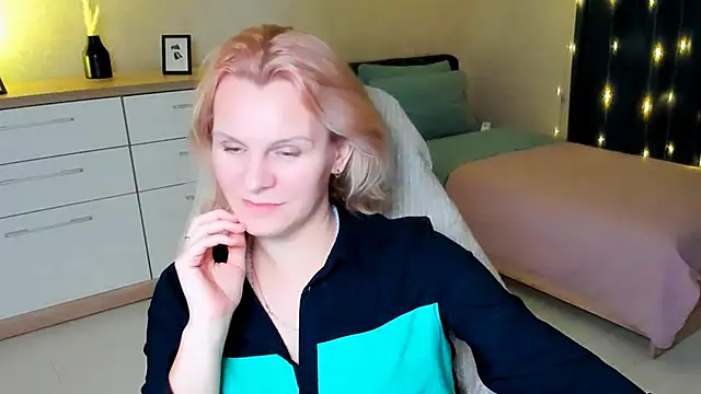 Snapshot of Louisa_Bay chatting on 12-06-24, 07:01 Louisa Bay online show from 12-06-24, 07:01