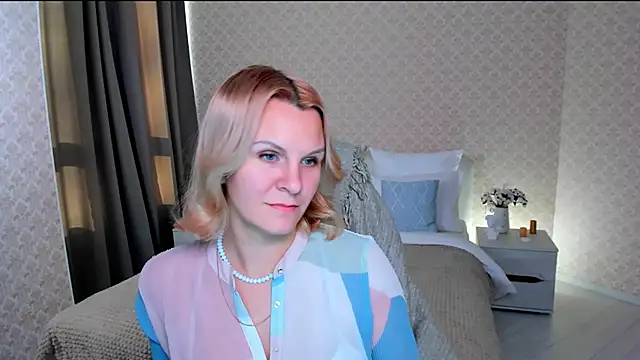 Snapshot of Louisa_Bay chatting on 12-13-24, 11:34 Louisa Bay online show from 12-13-24, 11:34