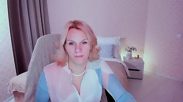 Snapshot of Louisa_Bay chatting on 12-14-24, 10:45 Louisa Bay online show from 12-14-24, 10:45