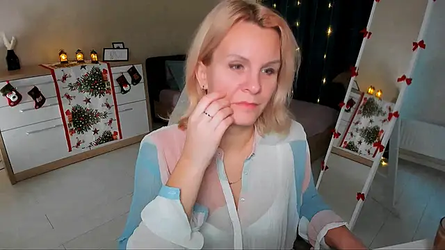 Snapshot of Louisa_Bay chatting on 12-21-24, 07:45 Louisa Bay online show from 12-21-24, 07:45