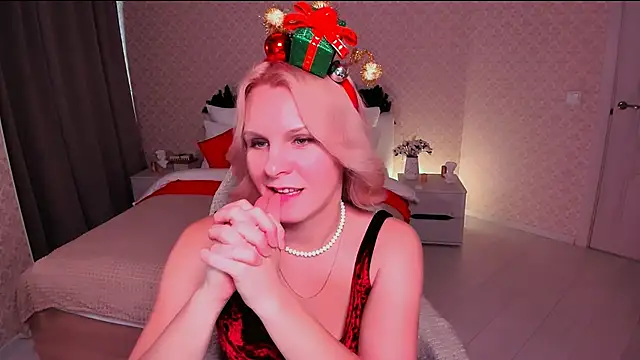 Snapshot of Louisa_Bay chatting on 12-28-24, 10:58 Louisa Bay online show from 12-28-24, 10:58