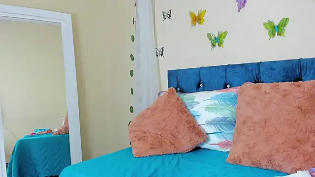 cristalwalker   online show from 02-08-25, 03:31