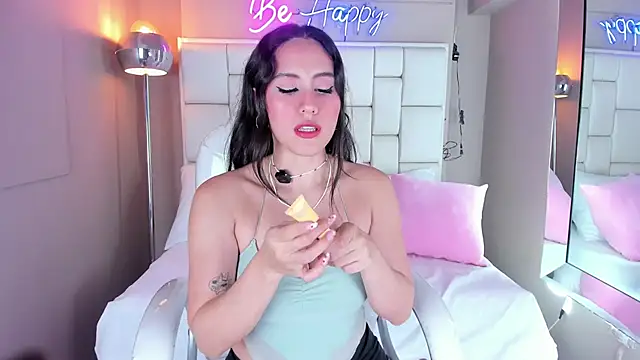 Snapshot of VioletthaRous chatting on 10-18-25, 10:54 VioletthaRous online show from 10-18-25, 10:54