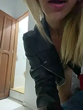 Snapshot of Carolinen chatting on 01-22-25, 10:59 Carolinen online show from 01-22-25, 10:59