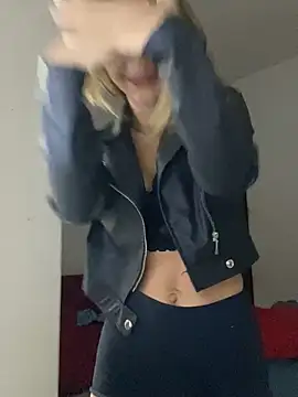 Snapshot of Carolinen chatting on 01-27-25, 04:52 Carolinen online show from 01-27-25, 04:52