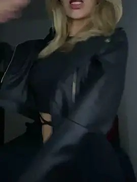 Snapshot of Carolinen chatting on 02-08-25, 04:25 Carolinen online show from 02-08-25, 04:25