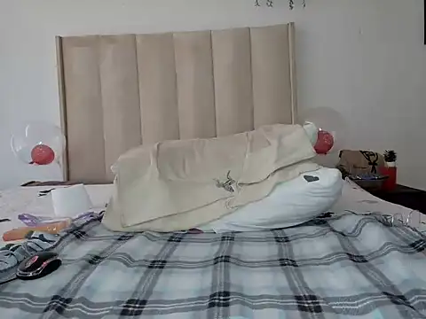 Snapshot of Pearl_00 chatting on 02-25-25, 10:04 Pearl 00 online show from 02-25-25, 10:04