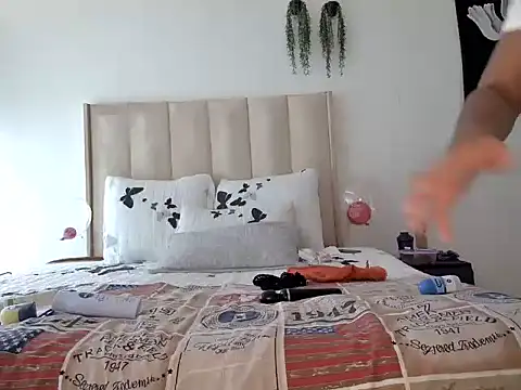 Snapshot of Pearl_00 chatting on 03-07-25, 12:01 Pearl 00 online show from 03-07-25, 12:01