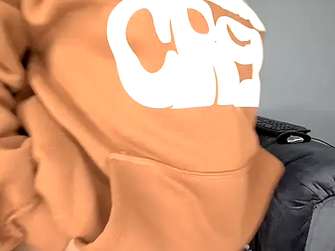 Snapshot of Pearl_00 chatting on 10-29-25, 08:32 Pearl 00 online show from 10-29-25, 08:32