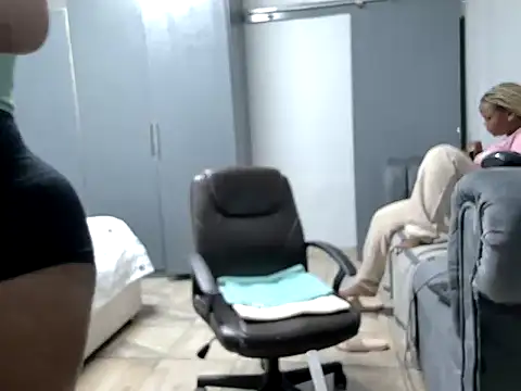 Snapshot of Pearl_00 chatting on 02-20-26, 08:31 Pearl 00 online show from 02-20-26, 08:31