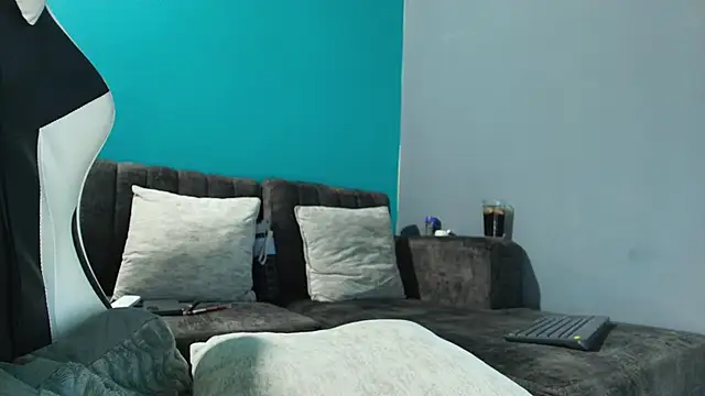 Snapshot of skinny_and_boyfriend chatting on 11-06-25, 04:30 skinny and boyfriend online show from 11-06-25, 04:30