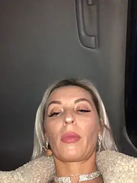 Snapshot of Diamond_Bunny_ chatting on 12-19-24, 04:35 Diamond Bunny online show from 12-19-24, 04:35