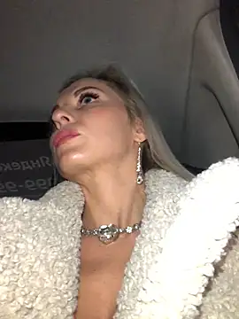 Snapshot of Diamond_Bunny_ chatting on 12-20-24, 02:38 Diamond Bunny online show from 12-20-24, 02:38