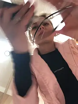 Snapshot of Diamond_Bunny_ chatting on 01-23-25, 04:04 Diamond Bunny online show from 01-23-25, 04:04