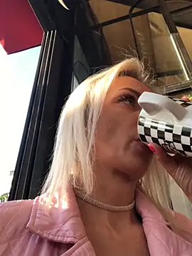 Snapshot of Diamond_Bunny_ chatting on 01-27-25, 01:41 Diamond Bunny online show from 01-27-25, 01:41