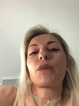 Snapshot of Diamond_Bunny_ chatting on 03-02-25, 01:49 Diamond Bunny online show from 03-02-25, 01:49