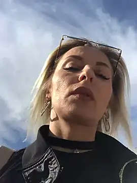 Snapshot of Diamond_Bunny_ chatting on 03-08-25, 01:03 Diamond Bunny online show from 03-08-25, 01:03