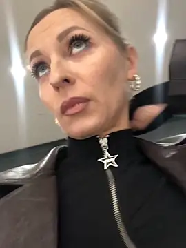 Snapshot of Diamond_Bunny_ chatting on 10-23-25, 04:06 Diamond Bunny online show from 10-23-25, 04:06