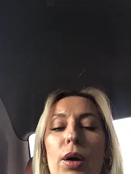 Snapshot of Diamond_Bunny_ chatting on 10-25-25, 03:07 Diamond Bunny online show from 10-25-25, 03:07