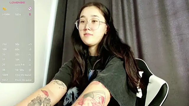 Snapshot of Jennatyan chatting on 02-19-25, 11:06 Jennatyan online show from 02-19-25, 11:06