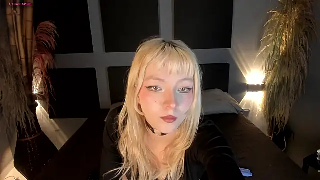 Snapshot of Cloe_five chatting on 03-11-25, 09:15 Cloe five online show from 03-11-25, 09:15