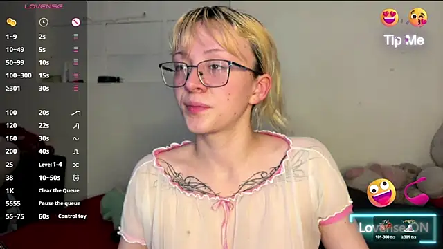 Snapshot of Cloe_five chatting on 10-27-25, 11:31 Cloe five online show from 10-27-25, 11:31