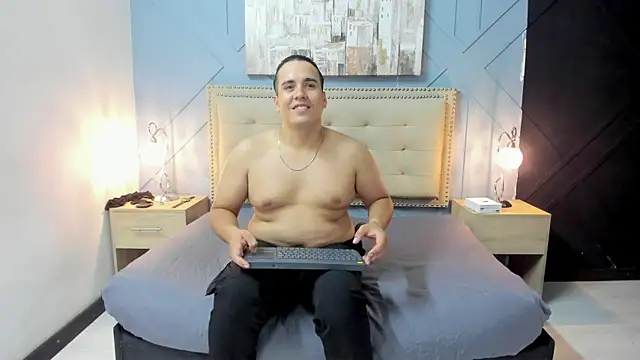 Snapshot of Vale_n_Matt chatting on 12-11-24, 03:35 Vale n Matt online show from 12-11-24, 03:35