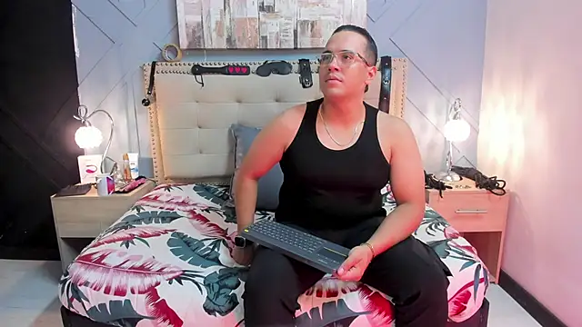 Snapshot of Vale_n_Matt chatting on 12-12-24, 03:10 Vale n Matt online show from 12-12-24, 03:10