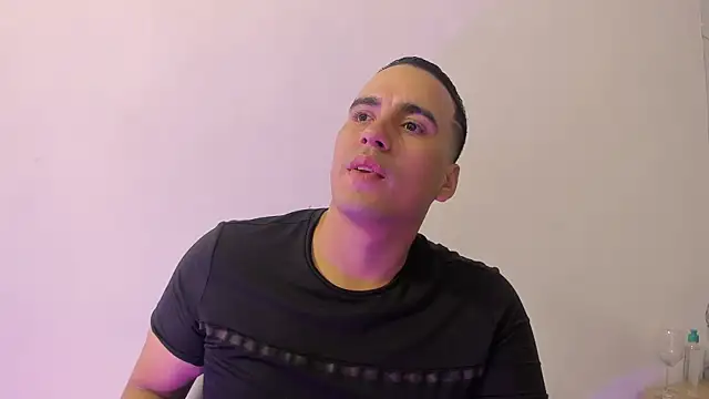 Snapshot of Vale_n_Matt chatting on 09-12-25, 03:17 Vale n Matt online show from 09-12-25, 03:17