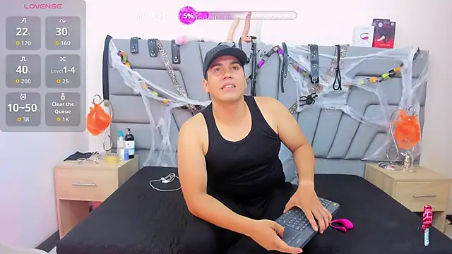 Snapshot of Vale_n_Matt chatting on 10-19-25, 03:40 Vale n Matt online show from 10-19-25, 03:40